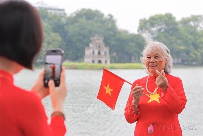 Đông đảo người dân và du khách nô nức check-in, lưu giữ khoảnh khắc ý nghĩa trước thềm Lễ kỷ niệm 80 năm Quốc khánh (2/9/1945 - 2/9/2025). Ảnh: TTXVN
