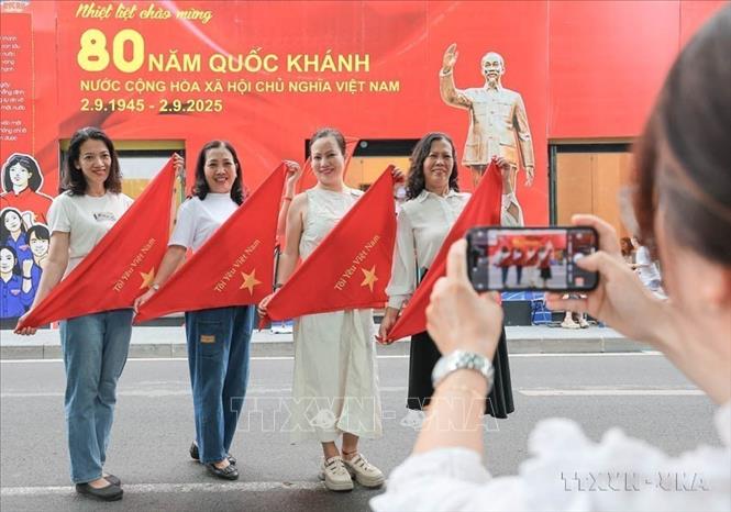 Đông đảo người dân thủ đô và du khách nô nức check-in, lưu giữ khoảnh khắc ý nghĩa trước thềm Lễ kỷ niệm 80 năm Quốc khánh 2/9 (Hà Nội, 21/08/2025). Ảnh: TTXVN