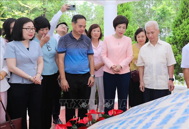 Tổng giám đốc, Chủ tịch Liên chi hội nhà báo TTXVN Vũ Việt Trang giới thiệu với các đồng chí lãnh đạo TTXVN qua các thời kỳ về Khu di tích. Ảnh: Thành Phương – TTXVN