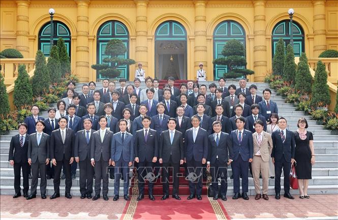 Chủ tịch nước Lương Cường với Đoàn Ban Thanh niên Đảng Dân chủ tự do Nhật Bản (LDP) và các nghị sĩ trẻ Nhật Bản. Ảnh: Lâm Khánh – TTXVN
