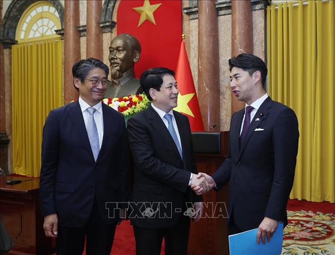 Chủ tịch nước Lương Cường với Trưởng Ban Thanh niên Đảng Dân chủ tự do Nhật Bản (LDP) Nakasone Yasutaka. Ảnh: Lâm Khánh – TTXVN