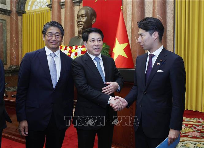 Chủ tịch nước Lương Cường với Trưởng Ban Thanh niên Đảng Dân chủ tự do Nhật Bản (LDP) Nakasone Yasutaka. Ảnh: Lâm Khánh – TTXVN