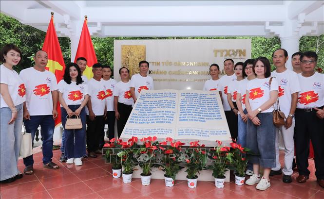 Các đại biểu chụp ảnh lưu niệm tại Khu di tích. Ảnh: Thành Phương – TTXVN