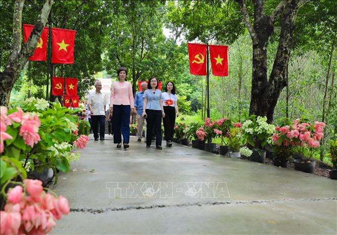 Các đại biểu tham quan Khu di tích Việt Nam Thông tấn xã. Ảnh: Thành Phương – TTXVN
