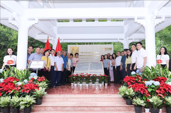 Các đại biểu chụp ảnh lưu niệm tại Khu di tích Việt Nam Thông tấn xã. Ảnh: Thành Phương – TTXVN 