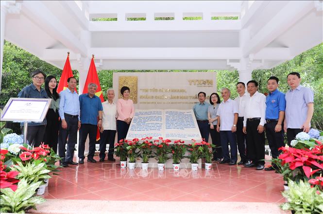 Các đại biểu chụp ảnh lưu niệm tại Khu di tích Việt Nam Thông tấn xã. Ảnh: Thành Phương – TTXVN
