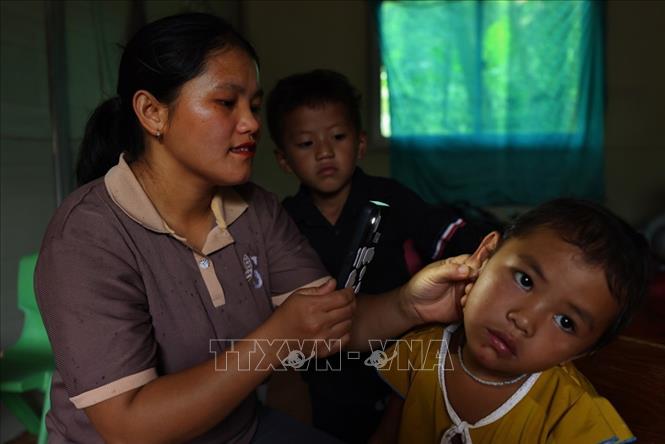Ngoài giờ dạy học cho trẻ, cô giáo Sùng Thị Say thường xuyên dành thời chăm sóc sức khỏe, vệ sinh cá nhân cho học sinh coi các em như những đứa con yêu quý của mình. Ảnh: Minh  Đức – TTXVN