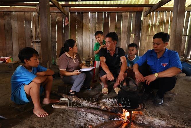 Cô Sùng Thị Say thường xuyên đến nhà dân thăm hỏi, vận động phụ huynh đưa con đến lớp. Ảnh: Minh Đức – TTXVN