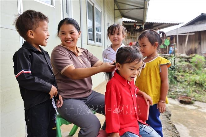 Niềm vui của cô Say và trò sau mỗi giờ học, đối với giáo viên vùng cao thì trước hết phải có lòng yêu nghề và đức hy sinh, tình yêu học trò để vượt qua muôn vàn khó khăn, thử thách. Ảnh: Minh  Đức – TTXVN

