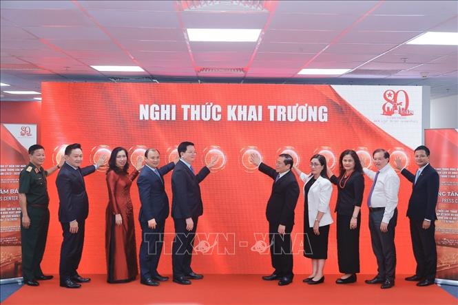 Phó Thủ tướng Mai Văn Chính và đại biểu thực hiện nghi thức khai trương Trung tâm báo chí triển lãm. Ảnh: Minh Quyết - TTXVN
