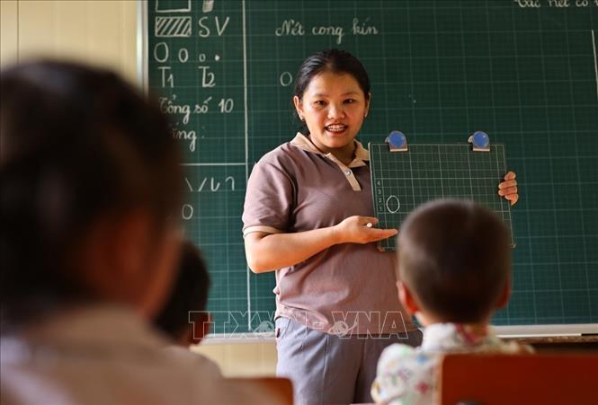 Giáo viên, Đảng viên trẻ Sùng Thị Say trong một buổi dạy chữ cho học sinh lớp 1 chuẩn bị bước vào năm học mới. Ảnh: Minh Đức – TTXVN