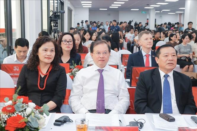 Đại biểu dự lễ khai trương Trung tâm báo chí triển lãm. Ảnh: Minh Quyết - TTXVN