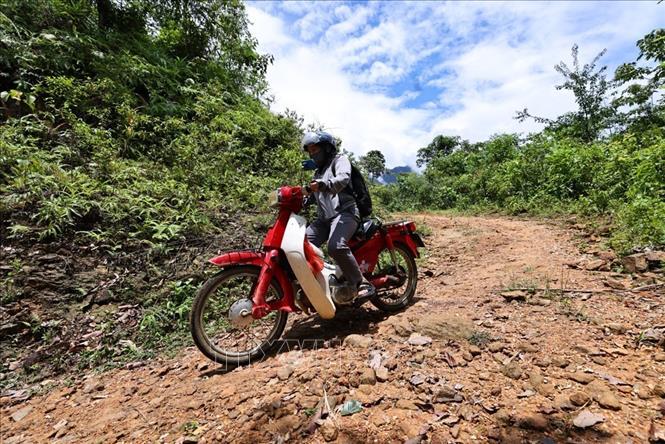 Giao thông trong vùng còn nhiều khó khăn, để tới được điểm trường, cô Say phải men theo những con đường chênh vênh bên sườn núi, nguy hiểm nhưng vẫn phải vượt qua. Ảnh: Minh  Đức – TTXVN