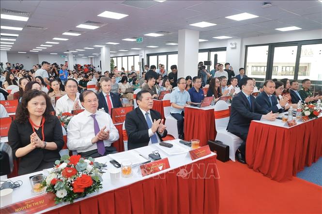 Phó Thủ tướng Mai Văn Chính và các đại biểu dự lễ khai trương Trung tâm báo chí triển lãm. Ảnh: Minh Quyết - TTXVN