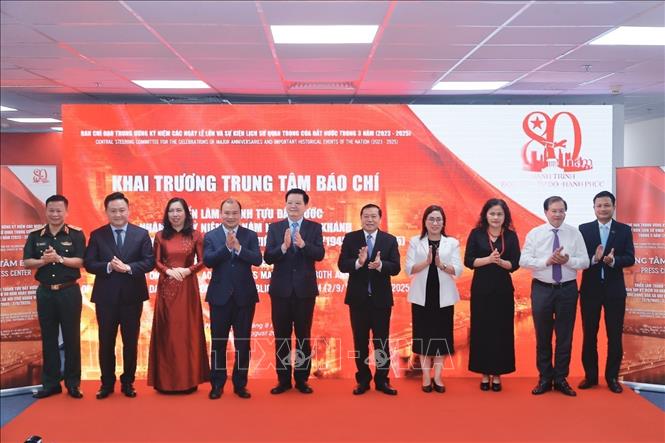 Phó Thủ tướng Mai Văn Chính và đại biểu thực hiện nghi thức khai trương Trung tâm báo chí triển lãm. Ảnh: Minh Quyết - TTXVN
