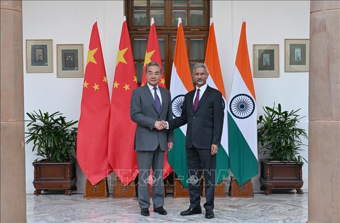 Ngoại trưởng Ấn Độ Subrahmanyam Jaishankar (phải) ngày 18/8/2025 đã có cuộc hội đàm với người đồng cấp Trung Quốc Vương Nghị (trái) tại thủ đô New Delhi, trong bối cảnh hai bên đang nỗ lực tái thiết lòng tin và kiểm soát căng thẳng biên giới kéo dài từ năm 2020. Ảnh: THX/TTXVN