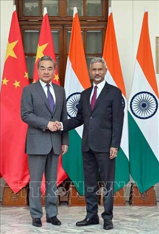 Ngoại trưởng Ấn Độ Subrahmanyam Jaishankar (phải) ngày 18/8/2025 đã có cuộc hội đàm với người đồng cấp Trung Quốc Vương Nghị (trái) tại thủ đô New Delhi, trong bối cảnh hai bên đang nỗ lực tái thiết lòng tin và kiểm soát căng thẳng biên giới kéo dài từ năm 2020. Ảnh: ANI/TTXVN