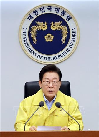 Ngày 21/8, Tổng thống Hàn Quốc Lee Jae Myung (ảnh) tuyên bố sẽ theo đuổi kế hoạch phi hạt nhân hóa Triều Tiên theo 3 giai đoạn, trong đó Seoul tiếp cận chiến lược này thông qua các nỗ lực đối thoại với Bình Nhưỡng trên cơ sở liên minh vững chắc với Mỹ. Tổng thống Lee Jae Myung cho biết trong giai đoạn đầu, Hàn Quốc sẽ tìm cách đình chỉ các chương trình hạt nhân và tên lửa của Triều Tiên. Tiếp đó, trong giai đoạn thứ hai và thứ ba, Hàn Quốc sẽ tìm cách thu hẹp và xóa bỏ chương trình hạt nhân của Triều Tiên. Ảnh: Yonhap/TTXVN