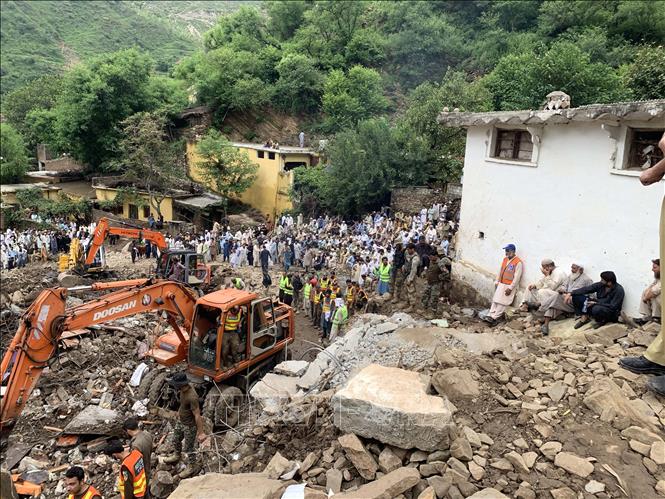 Ngày 19/8, các cơ quan ứng phó thảm họa của Pakistan thông báo số nạn nhân thiệt mạng do mưa lớn và lũ quét nghiêm trọng xảy ra ở nước này, đặc biệt là khu vực Khyber Pakhtunkhwa, Tây Bắc Pakistan, đã lên đến 365 người và hơn 150 người vẫn mất tích. Cơ quan Quản lý thiên tai (NDMA) dự báo các đợt mưa lớn có khả năng tiếp diễn trên khắp Pakistan cho đến ngày 10/9. Ảnh: Sập nhà do mưa lớn ở Khyber Pakhtunkhwa, ngày 19/8/2025. THX/TTXVN