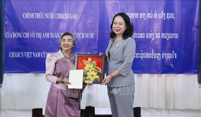 Phó Chủ tịch nước Võ Thị Ánh Xuân tặng quà cho Trung tâm dạy nghề phụ nữ khuyết tật thủ đô Viêng Chăn. Ảnh: Xuân Tú - PV TTXVN tại Lào