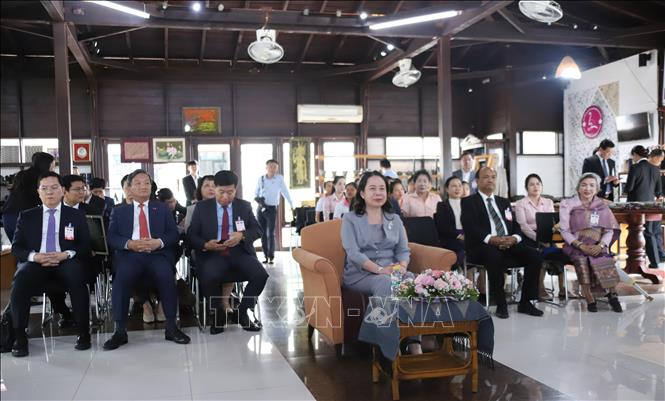 Phó Chủ tịch nước Võ Thị Ánh Xuân cùng Đoàn thăm Trung tâm dạy nghề phụ nữ khuyết tật thủ đô Viêng Chăn. Ảnh: Xuân Tú - PV TTXVN tại Lào