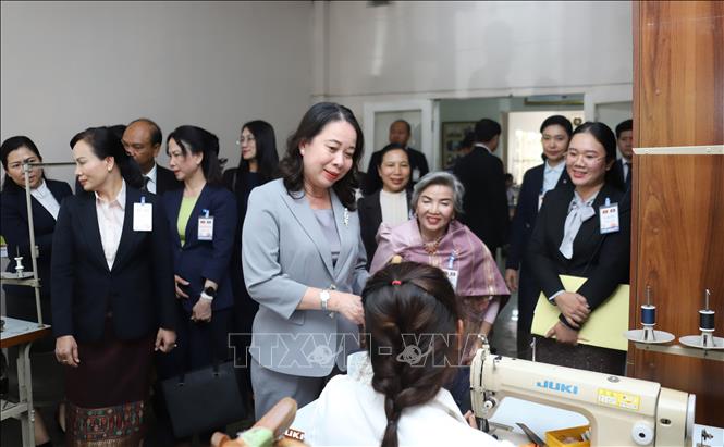 Phó Chủ tịch nước Võ Thị Ánh Xuân động viên người khuyết tật tại Trung tâm dạy nghề phụ nữ khuyết tật thủ đô Viêng Chăn. Ảnh: Xuân Tú - PV TTXVN tại Lào
