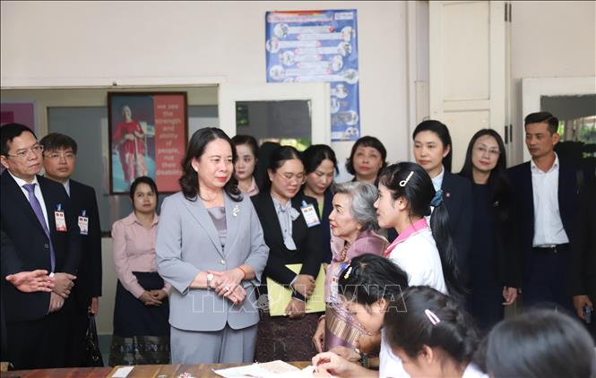 Phó Chủ tịch nước Võ Thị Ánh Xuân động viên các bạn nữ khuyết tật tại Trung tâm dạy nghề phụ nữ khuyết tật thủ đô Viêng Chăn. Ảnh: Xuân Tú - PV TTXVN tại Lào