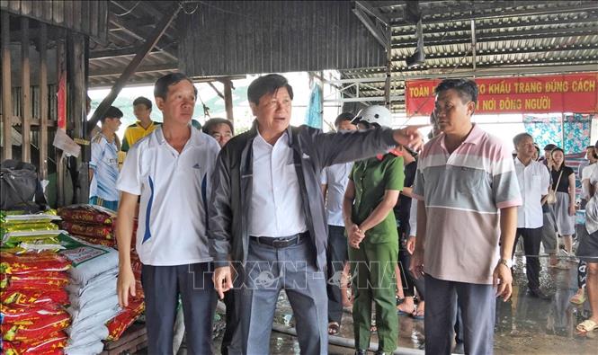 Phó Chủ tịch UBND tỉnh Lê Văn Sử (thứ hai, từ trái sang) đến hiện trường chỉ đạo khắc phục hậu quả vụ cháy. Ảnh: Huỳnh Anh - TTXVN