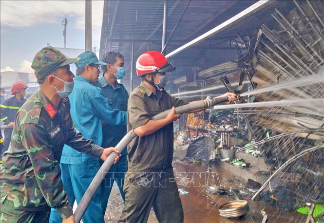 Đến khoảng 15 giờ ngày 22/8, đám cháy cơ bản được khống chế nhờ sự nỗ lực phối hợp của các lực lượng chức năng. Ảnh: Huỳnh Anh - TTXVN