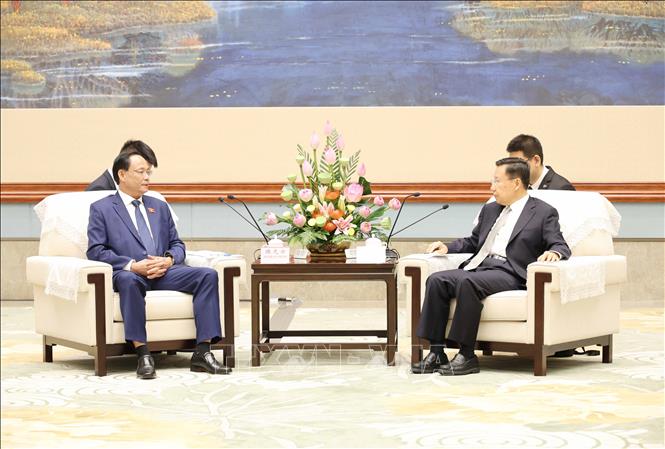 Phó Chủ tịch Quốc hội Trần Quang Phương (trái) hội kiến đồng chí Vương Hiểu Huy, Ủy viên Trung ương Đảng, Bí thư Tỉnh ủy Tứ Xuyên (Trung Quốc). Ảnh: Công Tuyên-PV TTXVN tại Trung Quốc