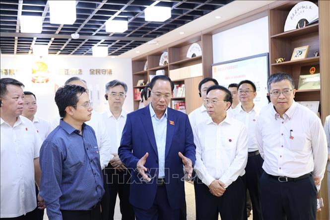 Phó Chủ tịch Quốc hội Trần Quang Phương và đoàn công tác tham quan và tìm hiểu mô hình “Ngôi nhà đại biểu Nhân đại” của tỉnh Tứ Xuyên. Ảnh: Công Tuyên-PV TTXVN tại Trung Quốc