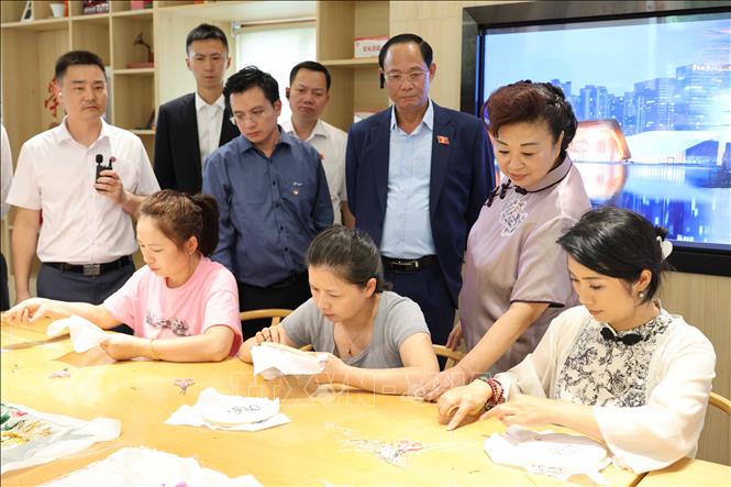 Phó Chủ tịch Quốc hội Trần Quang Phương và đoàn công tác tham quan và tìm hiểu mô hình “Ngôi nhà đại biểu Nhân đại” của tỉnh Tứ Xuyên. Ảnh: Công Tuyên-PV TTXVN tại Trung Quốc