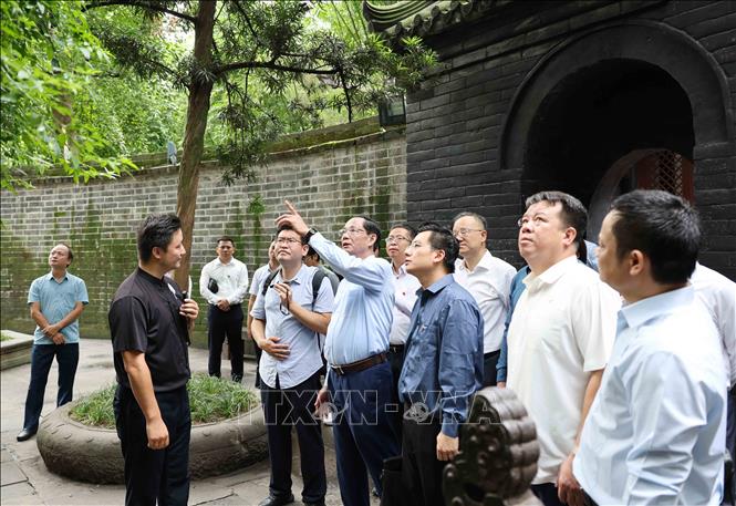 Phó Chủ tịch Quốc hội Trần Quang Phương và đoàn công tác tham quan một số cơ sở văn hóa tại Thành Đô, Tứ Xuyên. Ảnh: Công Tuyên-PV TTXVN tại Trung Quốc