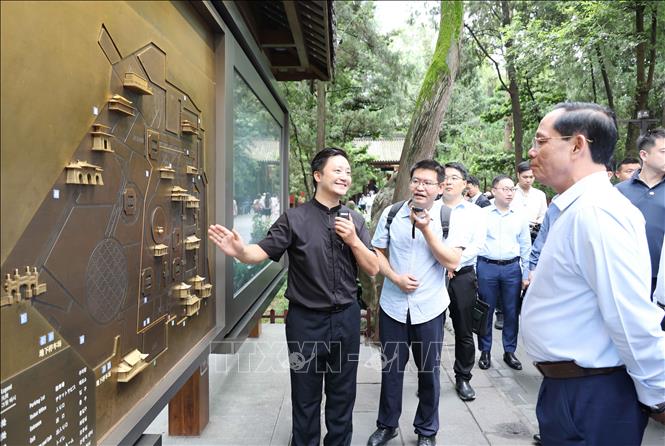 Phó Chủ tịch Quốc hội Trần Quang Phương và đoàn công tác tham quan một số cơ sở văn hóa tại Thành Đô, Tứ Xuyên. Ảnh: Công Tuyên-PV TTXVN tại Trung Quốc