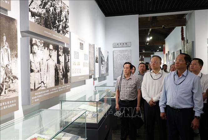 Phó Chủ tịch Quốc hội Trần Quang Phương và đoàn công tác tham quan một số địa điểm lịch sử tại Thành Đô, Tứ Xuyên. Ảnh: Công Tuyên-PV TTXVN tại Trung Quốc