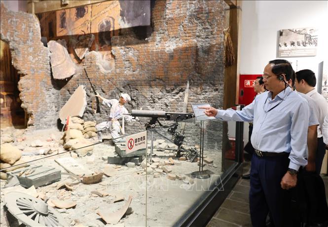 Phó Chủ tịch Quốc hội Trần Quang Phương và đoàn công tác tham quan một số địa điểm lịch sử tại Thành Đô, Tứ Xuyên. Ảnh: Công Tuyên-PV TTXVN tại Trung Quốc