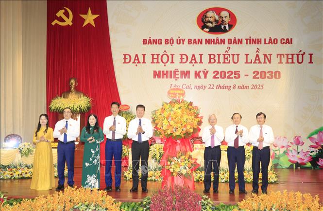 Đoàn công tác của Tổ Biên tập Văn kiện Đại hội XIV của Đảng tặng hoa chúc mừng Đại hội. Ảnh: Tuấn Anh - TTXVN