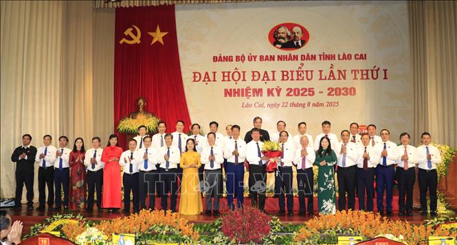 Bí thư Tỉnh ủy, Chủ tịch HĐND tỉnh Lào Cai Trịnh Xuân Trường tặng hoa chúc mừng Đoàn đại biểu Đảng bộ UBND tỉnh Lào Cai tham dự Đại hội Đảng bộ tỉnh Lào Cai nhiệm kỳ 2025 - 2030. Ảnh: Tuấn Anh - TTXVN