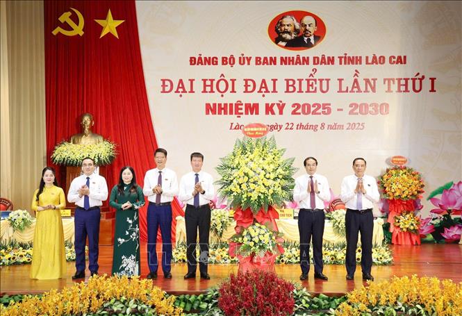 Thường vụ Tỉnh ủy Lào Cai tặng hoa chúc mừng Đại hội. Ảnh: Tuấn Anh - TTXVN
