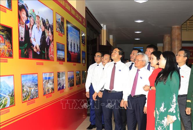 Đại biểu tham quan triển lãm ảnh tại Đại hội. Ảnh: Tuấn Anh - TTXVN