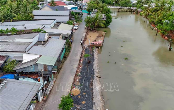 Điểm sạt lở trên tuyến kênh Thơm Rơm đoạn qua khu vực Tân Phú, phường Thuận Hưng, thành phố Cần Thơ làm sụp 3 căn nhà và 1 lò sản xuất bánh tráng xảy ra ngày 16/5/2025. Ảnh: Thanh Liêm - TTXVN