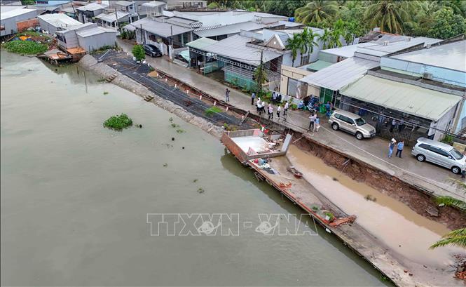 Điểm sạt lở trên tuyến kênh Thơm Rơm đoạn qua khu vực Tân Phú, phường Thuận Hưng, thành phố Cần Thơ làm sụp 3 căn nhà và 1 lò sản xuất bánh tráng xảy ra ngày 16/5/2025. Ảnh: Thanh Liêm - TTXVN