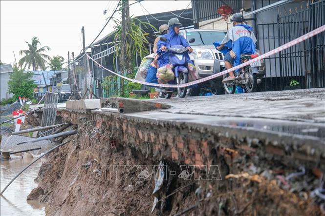 Vị trí sạt lở trên tuyến kênh Thơm Rơm đoạn qua khu vực Tân Phú, phường Thuận Hưng, thành phố Cần Thơ làm sụp 3 căn nhà và 1 lò sản xuất bánh tráng xảy ra ngày 16/5. Ảnh: Thanh Liêm - TTXVN