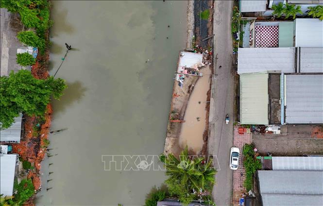 Điểm sạt lở trên tuyến kênh Thơm Rơm đoạn qua khu vực Tân Phú, phường Thuận Hưng, thành phố Cần Thơ làm sụp 3 căn nhà và 1 lò sản xuất bánh tráng xảy ra ngày 16/5/2025. Ảnh: Thanh Liêm - TTXVN