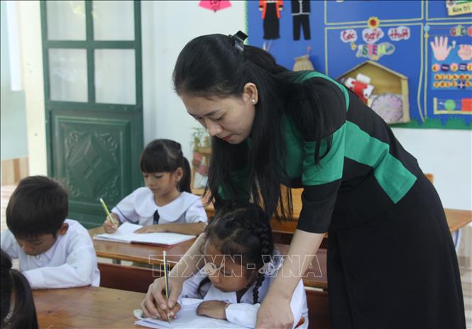 Học sinh dân tộc thiểu số đồng bào Raglai tại xã Bác Ái, tỉnh Khánh Hòa tham gia lớp học tăng cường tiếng Việt dịp Hè 2025. Ảnh: Phan Sáu - TTXVN