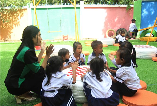Cô giáo Katơr Thị Trinh dạy trẻ hát bằng tiếng Việt trong tiết học tăng cường tiếng Việt dịp Hè cho học sinh chuẩn bị vào lớp 1 năm học 2025 - 2026. Ảnh: Phan Sáu - TTXVN