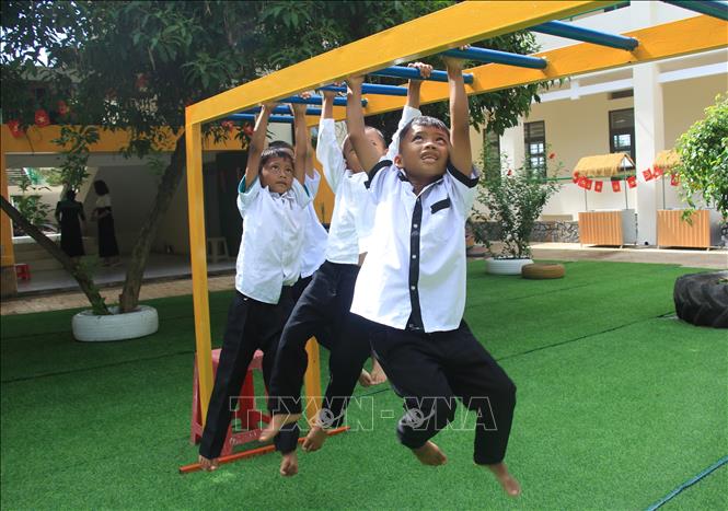 Ngoài được học chữ, nhận biết các con số làm Toán, trẻ em tham gia lớp học tiếng Việt tăng cường trong dịp Hè còn được vui chơi thể thao, đảm bảo sức khỏe, thể chất phát triển. Ảnh: Phan Sáu - TTXVN