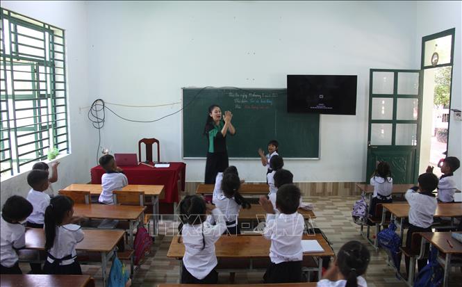 Giờ học tiếng Việt tăng cường bằng hình thức hát tiếng Việt của trẻ em dân tộc thiểu số xã Bác Ái, tỉnh Khánh Hòa. Ảnh: Phan Sáu - TTXVN