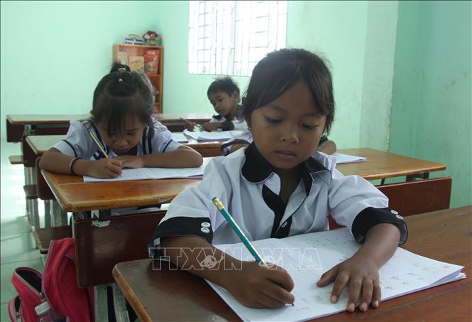 Trẻ em dân tộc thiểu số luyện viết chữ tiếng Việt trước khi vào lớp 1 tại Trường Tiểu học Phước Thắng, xã Bác Ái, tỉnh Khánh Hòa. Ảnh: Phan Sáu - TTXVN
