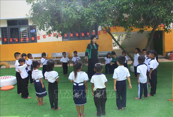 Một giờ học ngoài trời hát múa tiếng Việt cho trẻ em dân tộc thiểu số trước khi vào lớp 1 năm học 2025 - 2026 ở xã Bác Ái, tỉnh Khánh Hòa. Ảnh: Phan Sáu - TTXVN